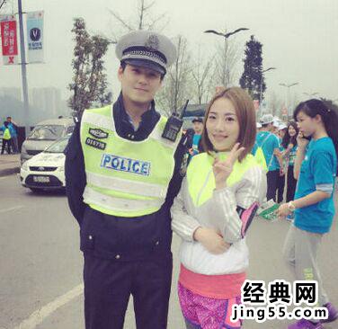 重庆帅气交警神似何以琛（照片图）重庆马拉松现场帅气交警遇追捧