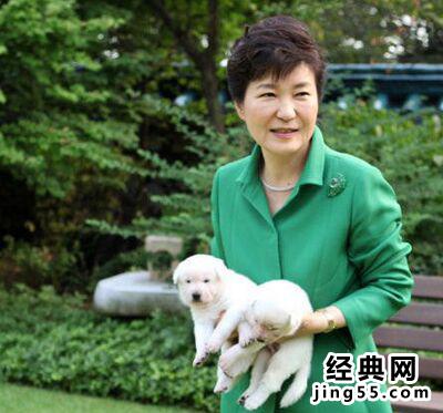 韩国总统朴槿惠与爱犬嬉戏照片