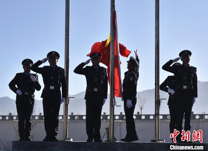 拉萨基层民警举行新年升旗 庆元旦迎接“中国人民警察节”